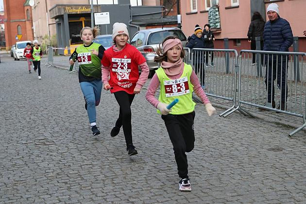 Sztafety SP7 Lębork i SP Nowa Wieś Lęborska najlepsze w Biegach Mikołajkowych