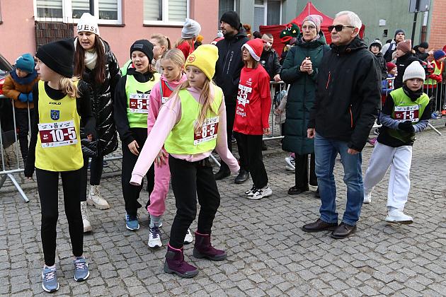 Sztafety SP7 Lębork i SP Nowa Wieś Lęborska najlepsze w Biegach Mikołajkowych