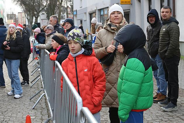 Sztafety SP7 Lębork i SP Nowa Wieś Lęborska najlepsze w Biegach Mikołajkowych