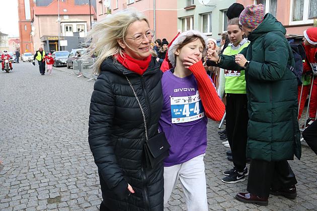 Sztafety SP7 Lębork i SP Nowa Wieś Lęborska najlepsze w Biegach Mikołajkowych