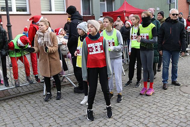 Sztafety SP7 Lębork i SP Nowa Wieś Lęborska najlepsze w Biegach Mikołajkowych
