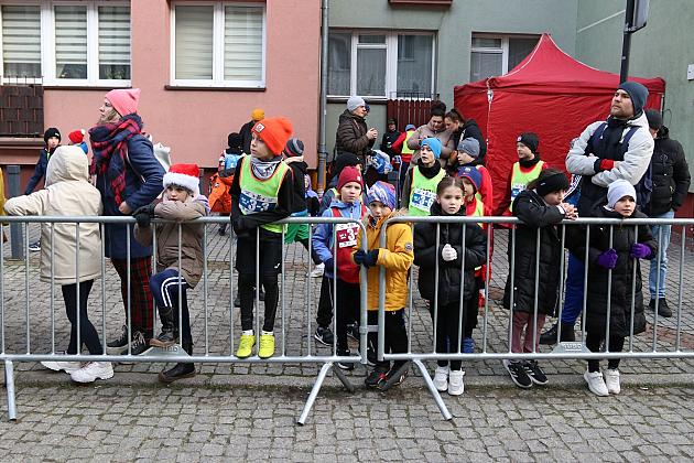 Sztafety SP7 Lębork i SP Nowa Wieś Lęborska najlepsze w Biegach Mikołajkowych