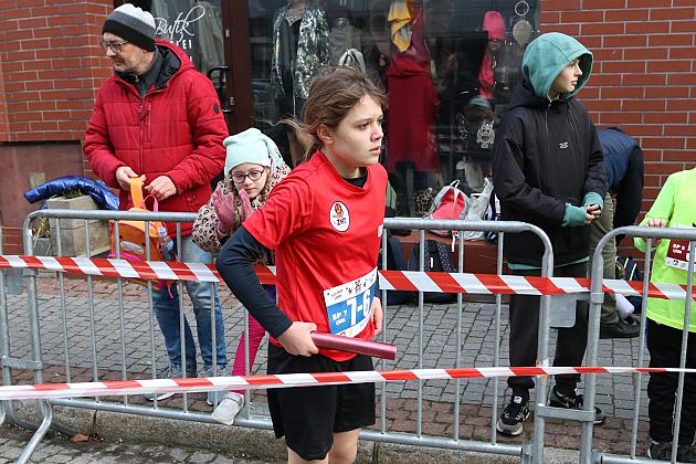 Sztafety SP7 Lębork i SP Nowa Wieś Lęborska najlepsze w Biegach Mikołajkowych