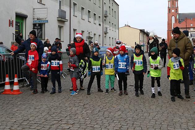 Sztafety SP7 Lębork i SP Nowa Wieś Lęborska najlepsze w Biegach Mikołajkowych