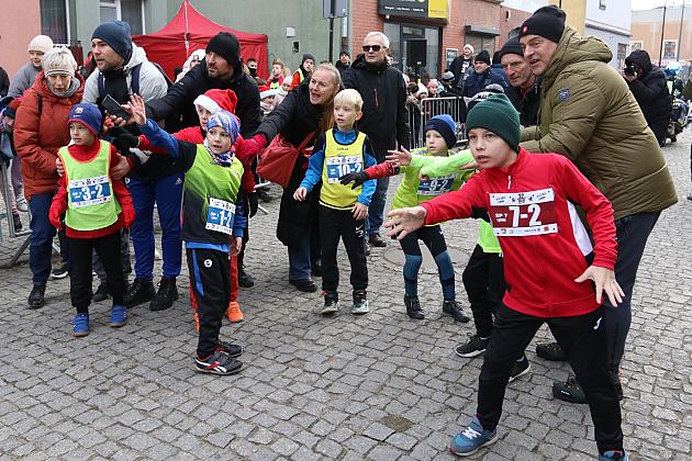 Sztafety SP7 Lębork i SP Nowa Wieś Lęborska najlepsze w Biegach Mikołajkowych