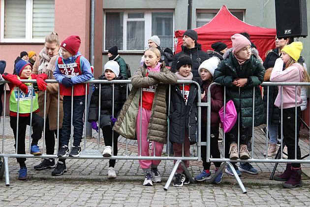 Sztafety SP7 Lębork i SP Nowa Wieś Lęborska najlepsze w Biegach Mikołajkowych