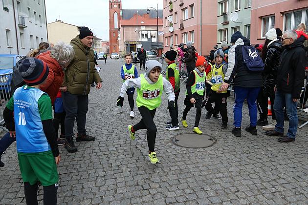 Sztafety SP7 Lębork i SP Nowa Wieś Lęborska najlepsze w Biegach Mikołajkowych