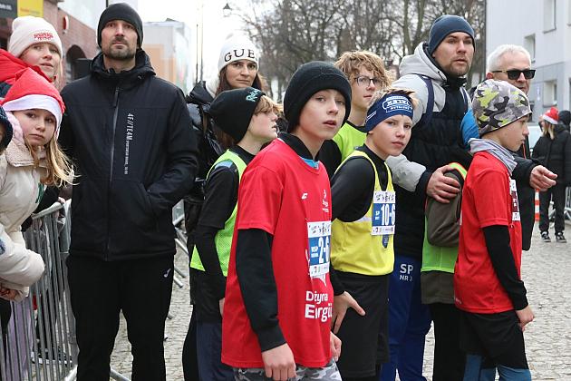 Sztafety SP7 Lębork i SP Nowa Wieś Lęborska najlepsze w Biegach Mikołajkowych