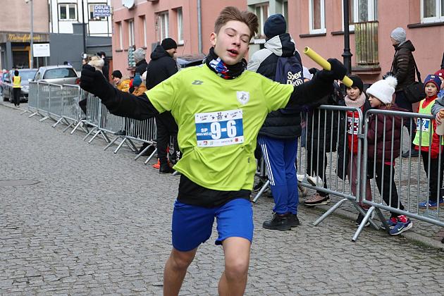 Sztafety SP7 Lębork i SP Nowa Wieś Lęborska najlepsze w Biegach Mikołajkowych