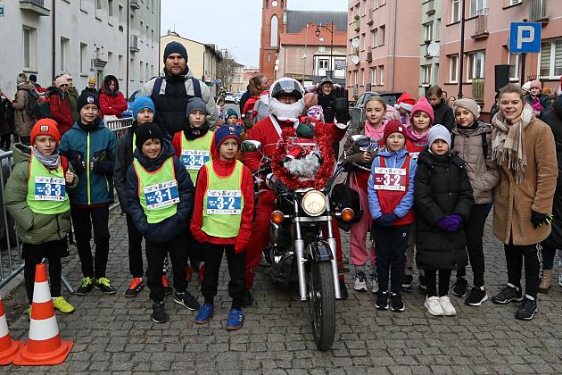 Sztafety SP7 Lębork i SP Nowa Wieś Lęborska najlepsze w Biegach Mikołajkowych