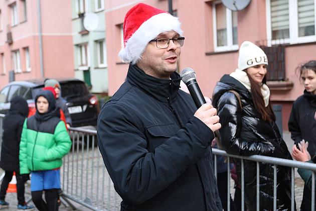 Sztafety SP7 Lębork i SP Nowa Wieś Lęborska najlepsze w Biegach Mikołajkowych