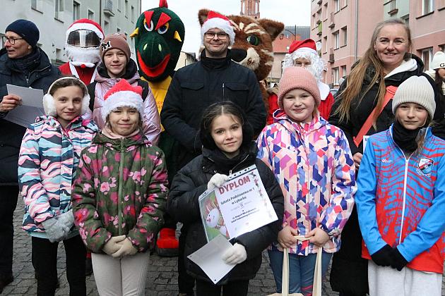 Sztafety SP7 Lębork i SP Nowa Wieś Lęborska najlepsze w Biegach Mikołajkowych