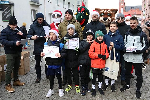 Sztafety SP7 Lębork i SP Nowa Wieś Lęborska najlepsze w Biegach Mikołajkowych