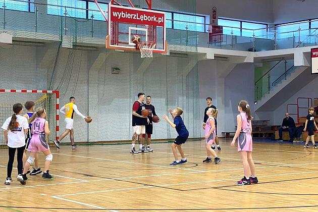 Mikołaj też gra w kosza! Mikołajkowy Turniej Koszykówki 3x3