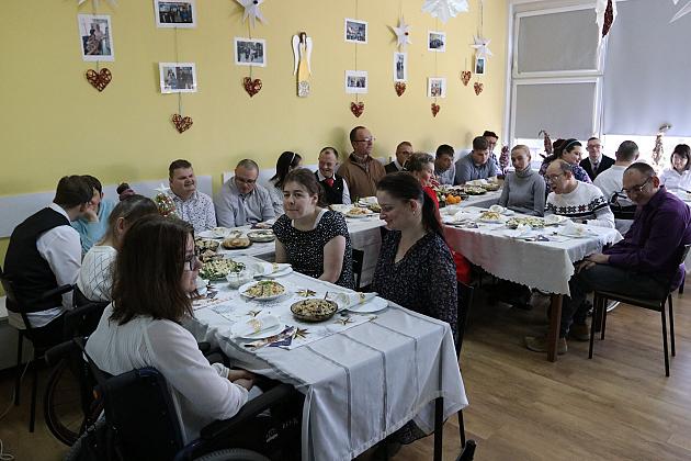 Burmistrz na spotkaniu wigilijno – noworocznym w Warsztacie Terapii Zajęciowej