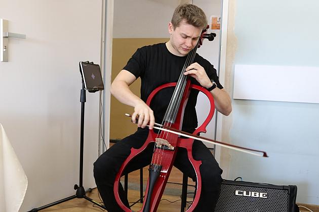 Burmistrz na spotkaniu wigilijno – noworocznym w Warsztacie Terapii Zajęciowej