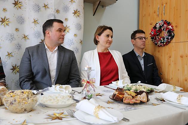 Burmistrz na spotkaniu wigilijno – noworocznym w Warsztacie Terapii Zajęciowej
