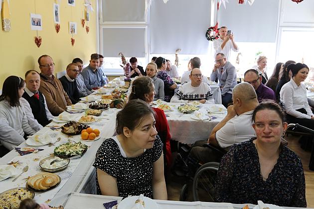 Burmistrz na spotkaniu wigilijno – noworocznym w Warsztacie Terapii Zajęciowej