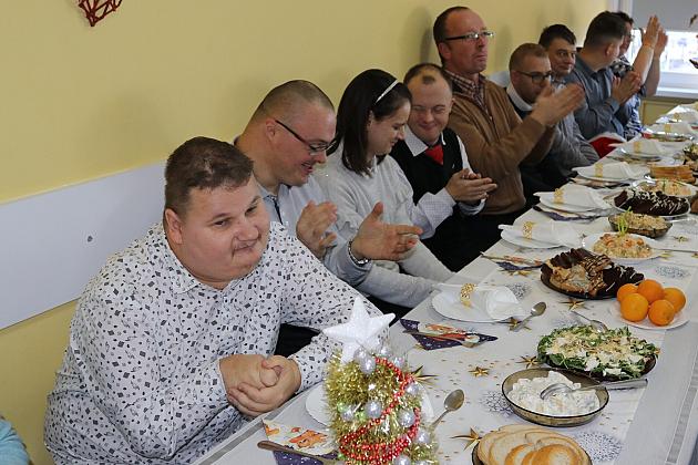 Burmistrz na spotkaniu wigilijno – noworocznym w Warsztacie Terapii Zajęciowej