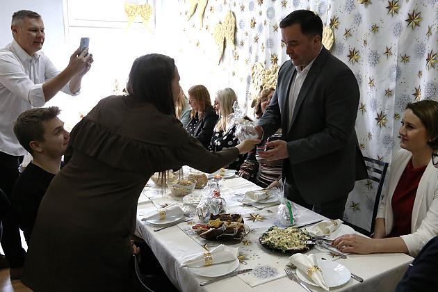 Burmistrz na spotkaniu wigilijno – noworocznym w Warsztacie Terapii Zajęciowej