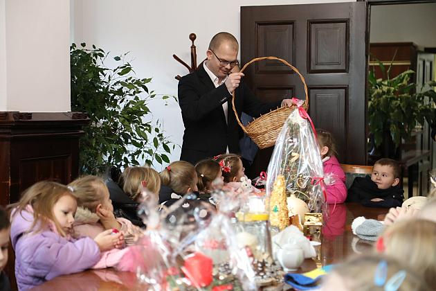 Mali kolędnicy odwiedzili Burmistrza