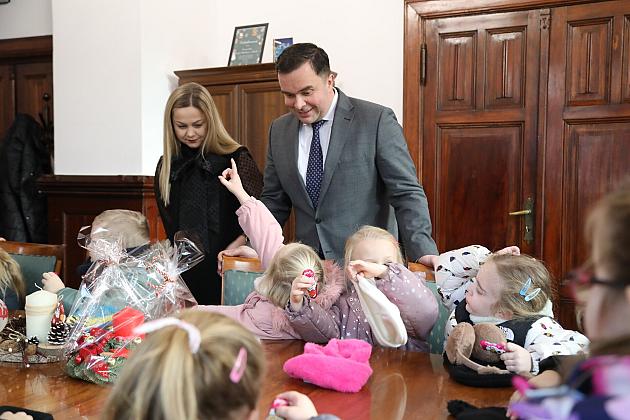 Mali kolędnicy odwiedzili Burmistrza