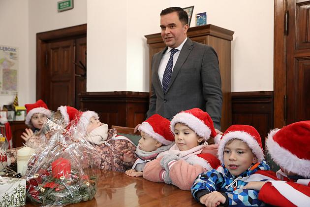 Mali kolędnicy odwiedzili Burmistrza