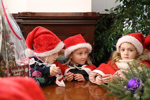 Mali kolędnicy odwiedzili Burmistrza