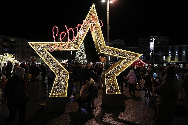 Udany Jarmark Bożanorodzeniowy na Placu Pokoju