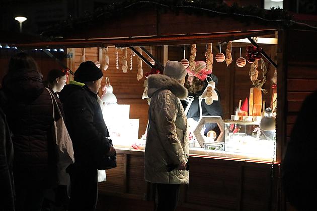 Udany Jarmark Bożanorodzeniowy na Placu Pokoju