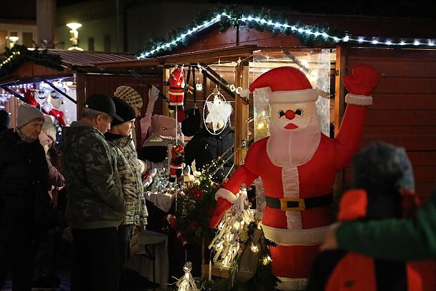 Udany Jarmark Bożanorodzeniowy na Placu Pokoju