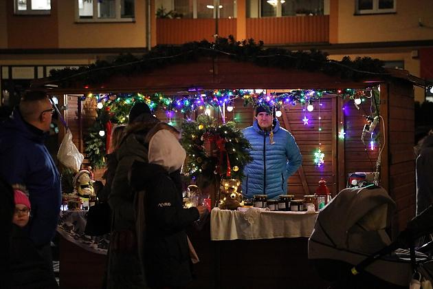 Udany Jarmark Bożanorodzeniowy na Placu Pokoju