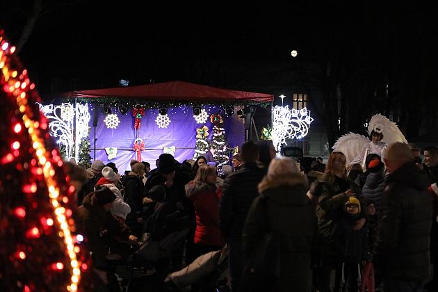 Udany Jarmark Bożanorodzeniowy na Placu Pokoju