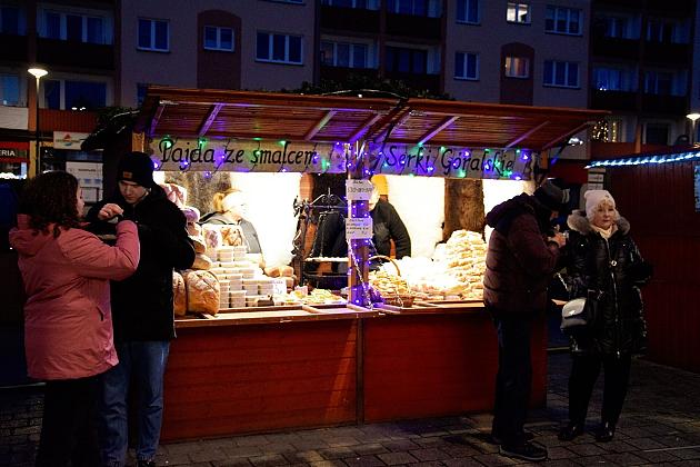 Udany Jarmark Bożanorodzeniowy na Placu Pokoju