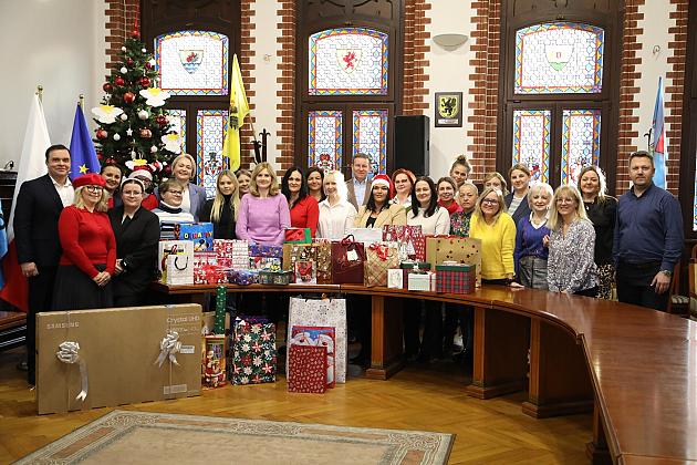 Pracownicy Urzędu Miejskiego i radni Rady Miejskiej w roli Mikołaja