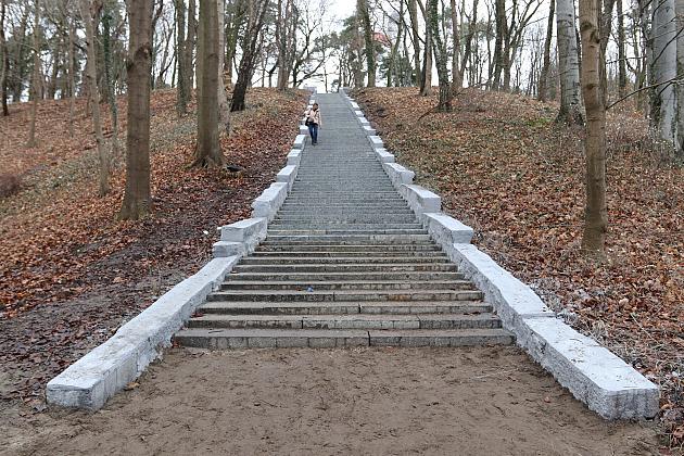 Wyremontowane schody w parku Chrobrego udostępnione dla spacerowiczów