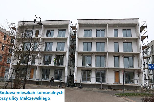 Przy ulicy Malczewskiego 25-27 trwa budowa trzech budynków komunalnych. Inwestycja mieszkaniowa wpisuje się w rewitalizację tego obszaru Lęborka. Każdy z trzech budynków składał się będzie z 16 mieszkań komunalnych oraz windy.