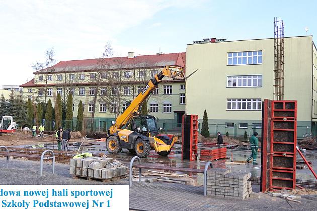 Za kwotę 7.763.776 zł trwa budowa hali sportowej przy Szkole Podstawowej Nr 1. Realizacja inwestycji spełniającej oczekiwania społeczności szkolnej możliwa jest dzięki pozyskaniu przez Miasto Lębork wysokiego, rządowego dofinansowania w kwocie 4.910.000 zł