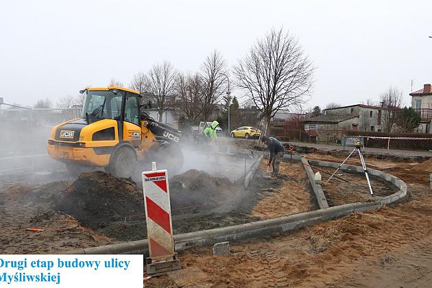 Trwają prace związane z drugim etapem budowy ulicy Myśliwskiej. Obejmuje on budowę 600 m jezdni o nawierzchni bitumicznej, 880 m chodnika, 145 m ciągu pieszo - jezdnego wraz z budową kanalizacji deszczowej oraz docelową organizacją ruchu.