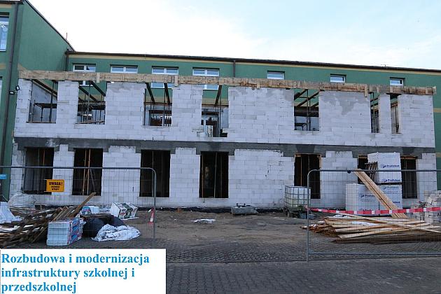 W ramach dużego projektu pod nazwą „Rozbudowa, modernizacja i wyposażenie bazy oświatowej Gminy Miasto Lębork w celu poprawienia i dostosowania warunków opieki i edukacji” w ubiegłym roku przekazano m.in. teren budowy pod rozbudowę Szkoły Podstawowej nr 8.