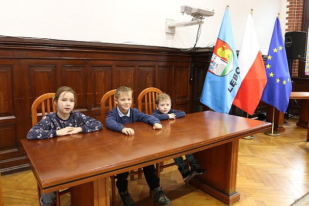 Uczniowie Szkoły Podstawowej w Łebuni odwiedzili ratusz i spotkali się z burmistrzem