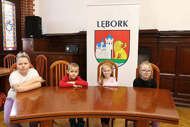 Uczniowie Szkoły Podstawowej w Łebuni odwiedzili ratusz i spotkali się z burmistrzem