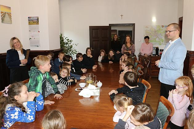 Uczniowie Szkoły Podstawowej w Łebuni odwiedzili ratusz i spotkali się z burmistrzem