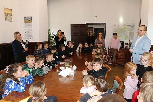 Uczniowie Szkoły Podstawowej w Łebuni odwiedzili ratusz i spotkali się z burmistrzem