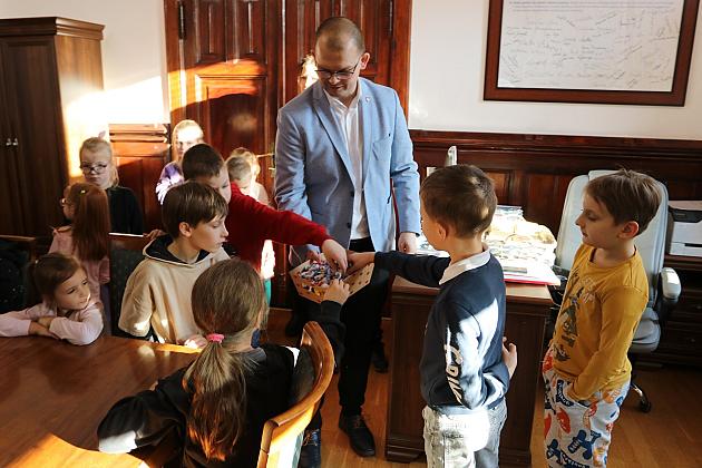 Uczniowie Szkoły Podstawowej w Łebuni odwiedzili ratusz i spotkali się z burmistrzem