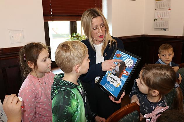 Uczniowie Szkoły Podstawowej w Łebuni odwiedzili ratusz i spotkali się z burmistrzem