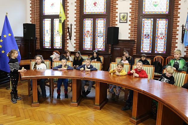 Uczniowie Szkoły Podstawowej w Łebuni odwiedzili ratusz i spotkali się z burmistrzem