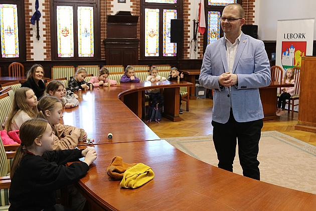 Uczniowie Szkoły Podstawowej w Łebuni odwiedzili ratusz i spotkali się z burmistrzem