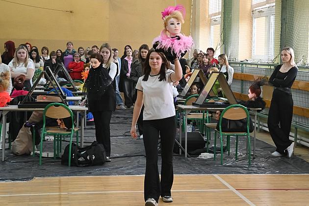Uczniowie fryzjerskiego rzemiosła zaprezentowali umiejętności w konkursie