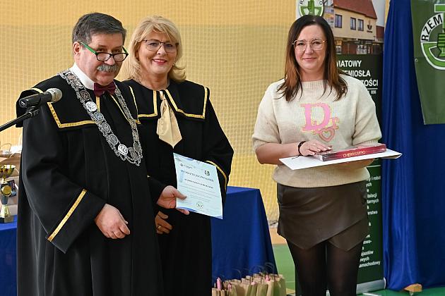 Uczniowie fryzjerskiego rzemiosła zaprezentowali umiejętności w konkursie